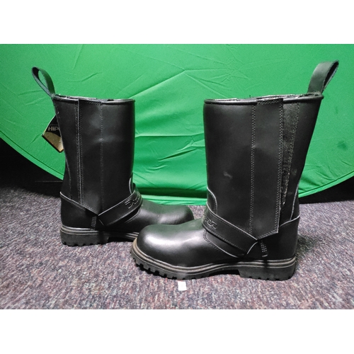 100 - A pair of brand new Diora motorcycle boots. (Size 7)