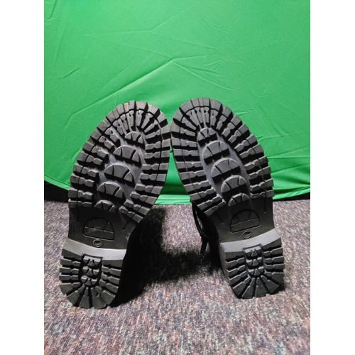 100 - A pair of brand new Diora motorcycle boots. (Size 7)