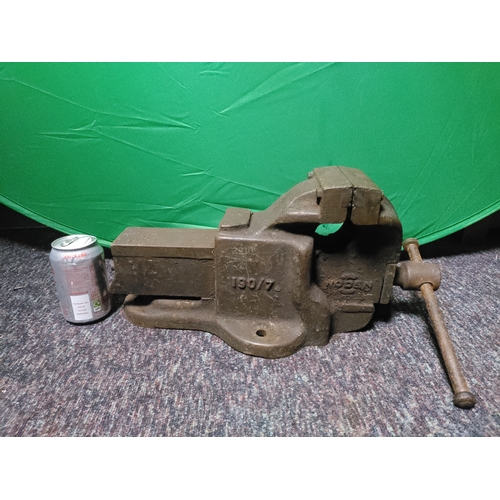 110 - A vintage woden 190/7 quick release bench vice.