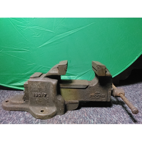 110 - A vintage woden 190/7 quick release bench vice.