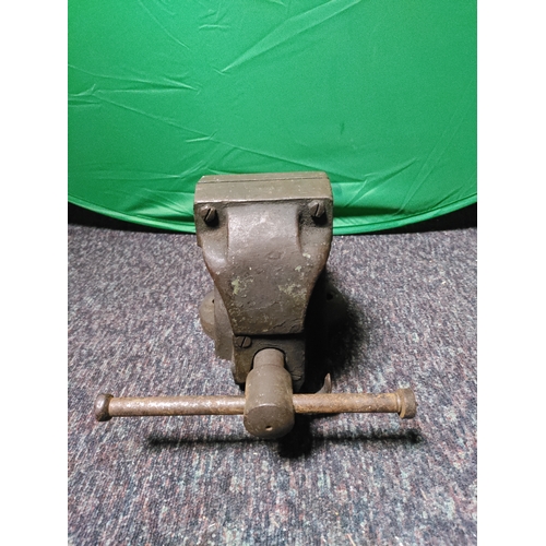 110 - A vintage woden 190/7 quick release bench vice.