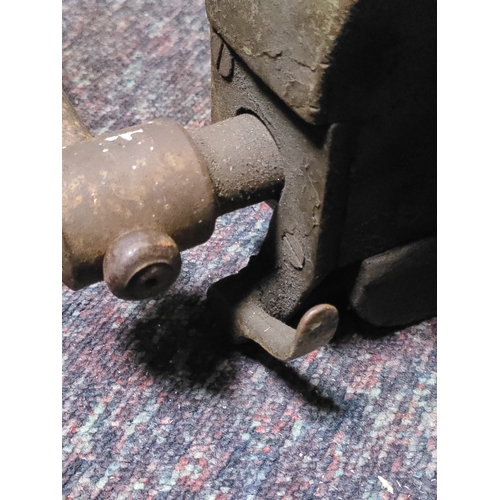 110 - A vintage woden 190/7 quick release bench vice.