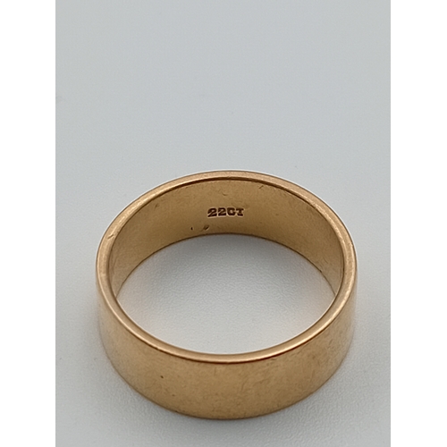 396 - A stamped 22ct gold wedding band ring. Size M