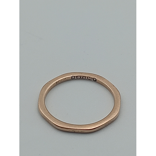 400 - An antique stamped London 375 9ct gold hexagonal ring. Size L