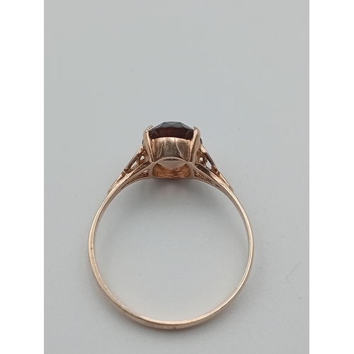 389 - A tested 9ct gold ring set with smokey Quartz. Size T