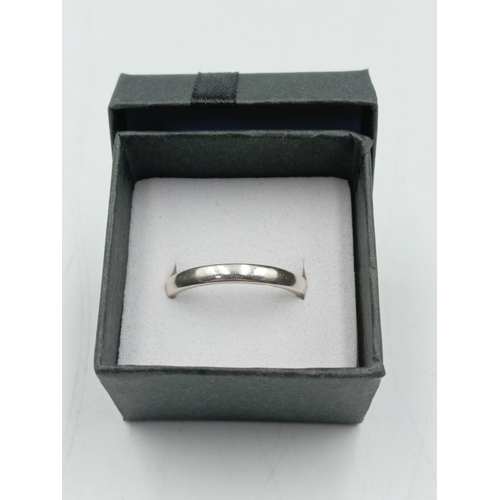 380 - A stamped 925 silver ring. Size R