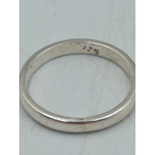 380 - A stamped 925 silver ring. Size R