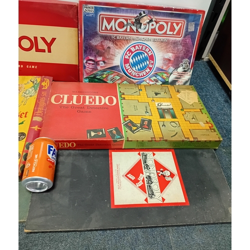 163 - A collection of vintage board games, to include, Monopoly, Scrabble, Draughts and Cludeo.