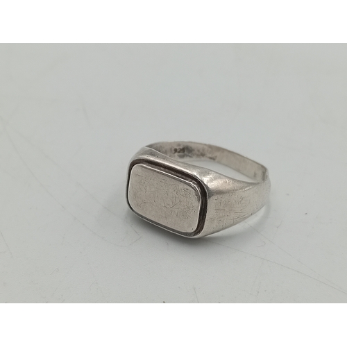 368 - A collection of 3 stamped 925 silver rings. One has a floral design with a green stone, one is a cha... 