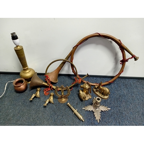 31 - A quantity of brass and copper including horns, a lamp, warming pan, horse brasses, plates etc