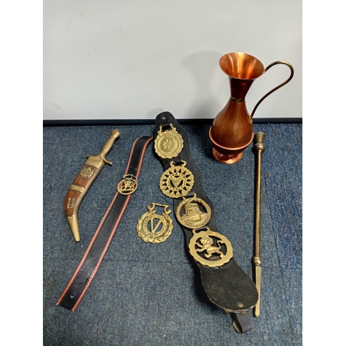 31 - A quantity of brass and copper including horns, a lamp, warming pan, horse brasses, plates etc