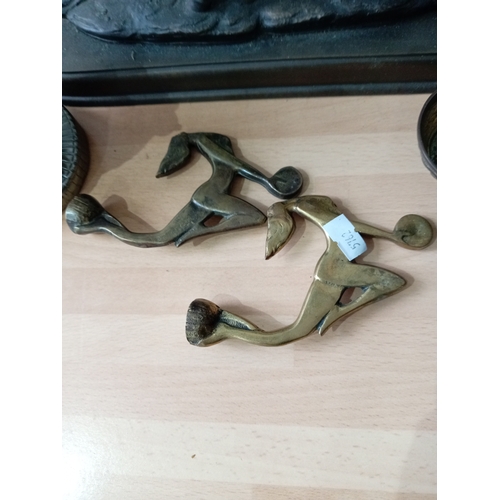 52 - A collection of vintage items, to include; a brass car mascot, a small brass bowl, a brass 