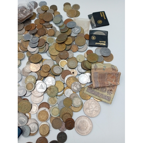 300 - A good quantity of mixed coins age including Pre decimal British and other world coins. Also includi... 