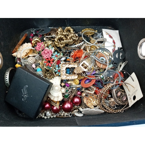 310 - A mixed lot of costume jewellery including necklaces, pendants, bracelets, earrings, etc