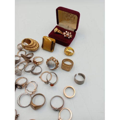 314 - A good quantity of costume rings including a Catier Love style ring, signet rings, etc
