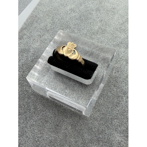71 - A hallmarked 375 9ct gold Claddagh ring. Size N.