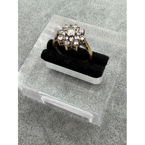 73 - A hallmarked 375 9ct gold cluster ring with CZ stones. Size L