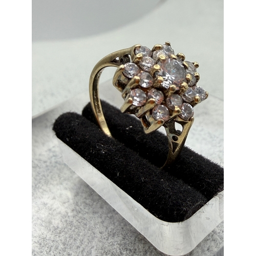 73 - A hallmarked 375 9ct gold cluster ring with CZ stones. Size L