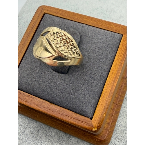 77 - A 14ct ring with a leaf design. Size R. Weight 2.75g