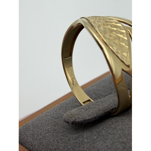 77 - A 14ct ring with a leaf design. Size R. Weight 2.75g