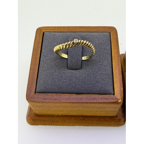 167 - A pair of gold interlocking rings stamped 585 both. Size Q. Weight 4.5g