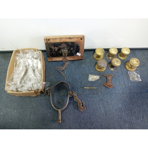 87 - A collection of vintage items. To include 5 brass door knobs, 1 horse spur, & rim lock with key
