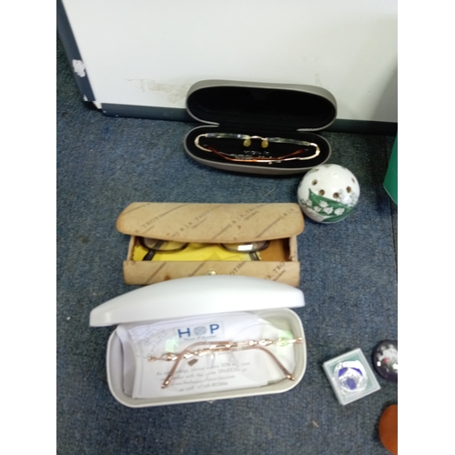 91 - A collection of Glasses & powder compacts. To include Stratton powder compacts, hair trimmers etc...