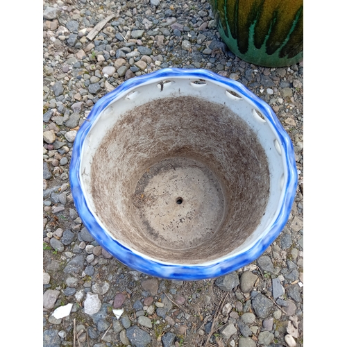 117 - A trio of 3 plant pots. (Height 30 cm x Diameter 28 cm), (Height 17 cm x Diameter 19 cm) & (Height 1... 