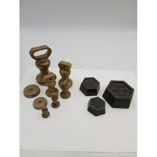 34 - A collection of weights from 1lb to 1/2 oz