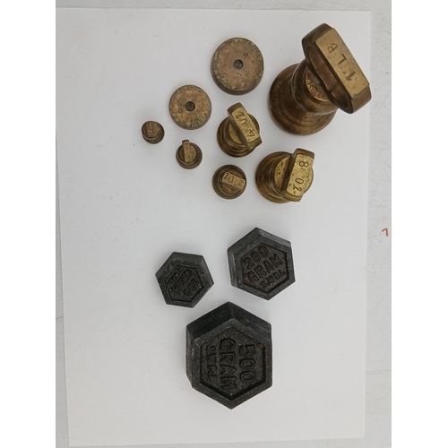 34 - A collection of weights from 1lb to 1/2 oz