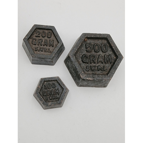 34 - A collection of weights from 1lb to 1/2 oz