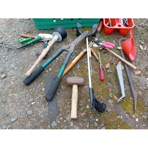 36 - A joblot of various tools.