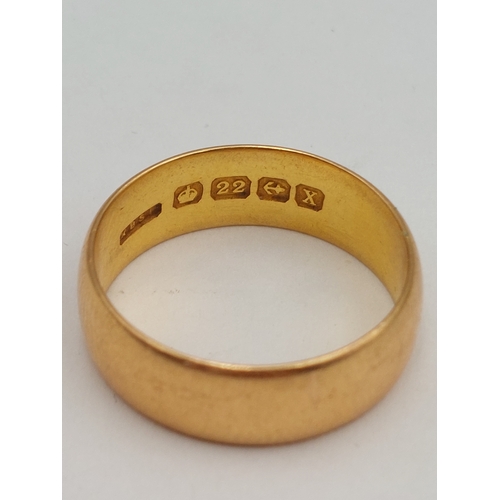 395 - A hallmarked 22ct gold wedding band. Size P.  6.97 grams.