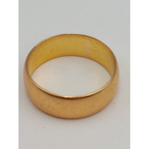 395 - A hallmarked 22ct gold wedding band. Size P.  6.97 grams.
