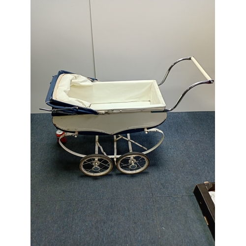 154 - A vintage Roslyn doll stroller , made in the classic 
