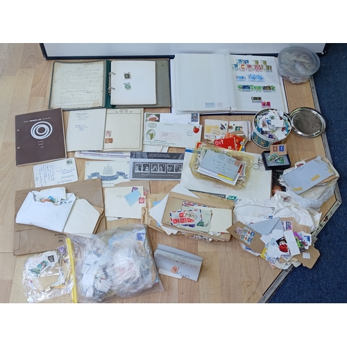 204 - A large collection of various vintage stamps, both in albums and loose - albums contain stamps from ... 