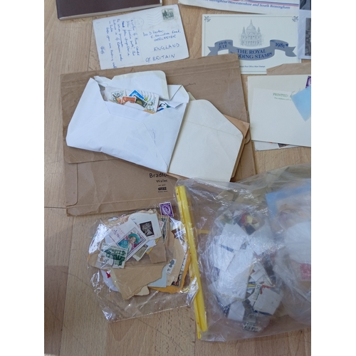 204 - A large collection of various vintage stamps, both in albums and loose - albums contain stamps from ... 