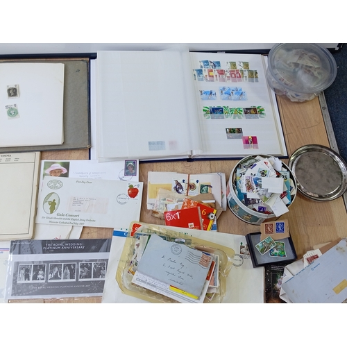 204 - A large collection of various vintage stamps, both in albums and loose - albums contain stamps from ... 