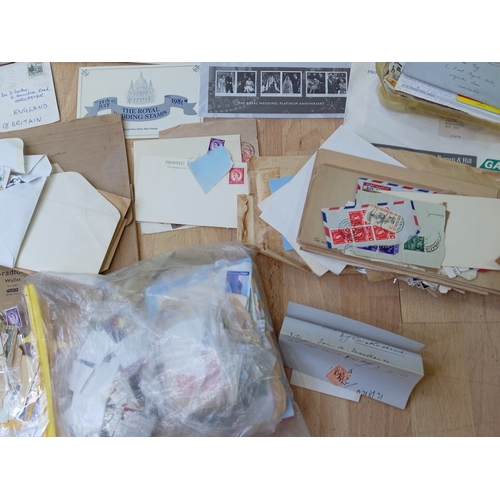 204 - A large collection of various vintage stamps, both in albums and loose - albums contain stamps from ... 