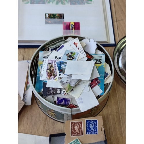 204 - A large collection of various vintage stamps, both in albums and loose - albums contain stamps from ... 