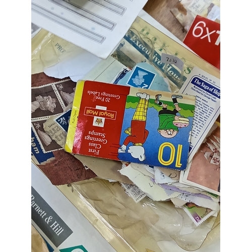 204 - A large collection of various vintage stamps, both in albums and loose - albums contain stamps from ... 