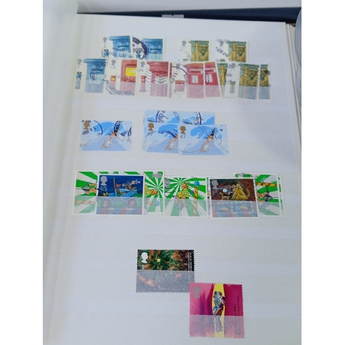 204 - A large collection of various vintage stamps, both in albums and loose - albums contain stamps from ... 