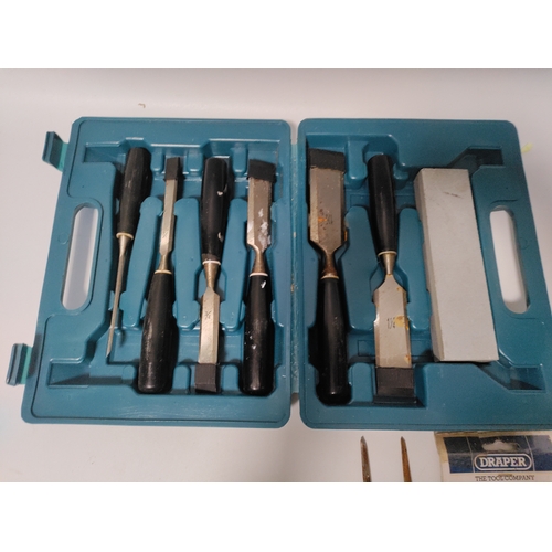 79 - A collection of wood chisels and a 6 piece carving tool set.