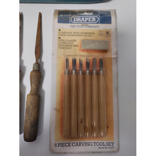 79 - A collection of wood chisels and a 6 piece carving tool set.