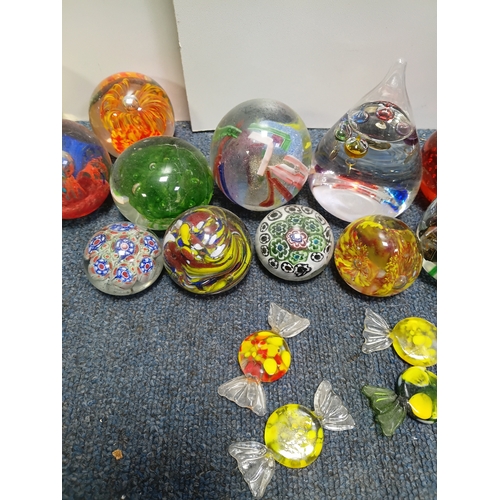 250 - A collection of 19 paper weights, all different sizes and shapes, the largest one measures diameter ... 