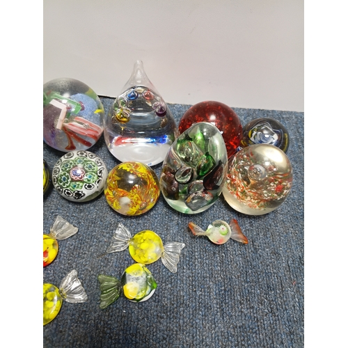 250 - A collection of 19 paper weights, all different sizes and shapes, the largest one measures diameter ... 
