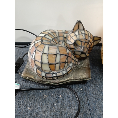 253 - A Tiffany-style stained glass cat accent lamp, with a wicker basket, pat tested but doesn't light up... 