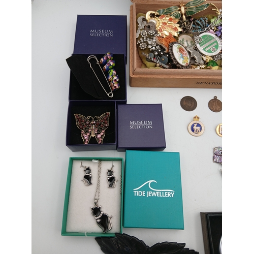 222 - A collection of jewellery in a Corps Diplomatique cigar box. Jewellery includes, watches, brooches, ... 