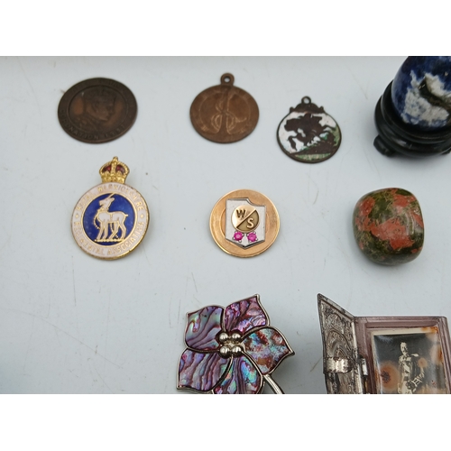 222 - A collection of jewellery in a Corps Diplomatique cigar box. Jewellery includes, watches, brooches, ... 