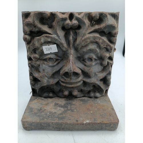 91 - A collection of small vintage cast iron garden ornaments to include, a pair of mice, a pair of birds... 